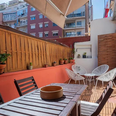 Spacious & Sunny With Terrace In The Center