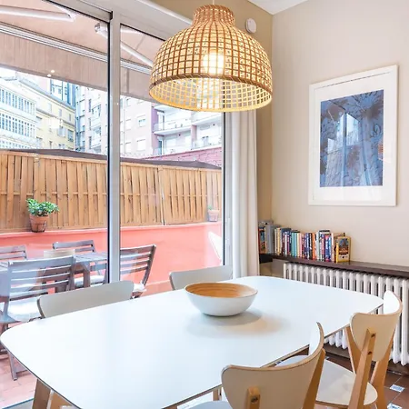 Spacious & Sunny With Terrace In The Center