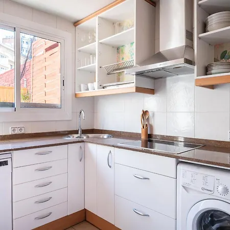 Spacious & Sunny With Terrace In The Center