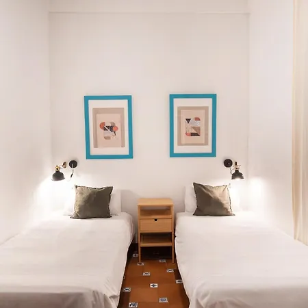 Spacious & Sunny With Terrace In The Center