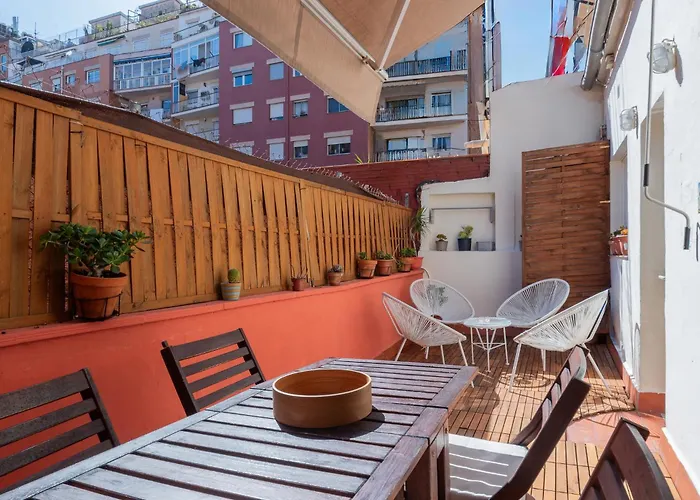 Spacious & Sunny With Terrace In The Center
