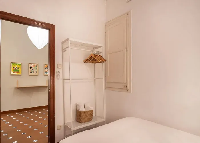 Spacious & Sunny With Terrace In The Center
