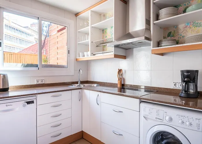 Spacious & Sunny With Terrace In The Center