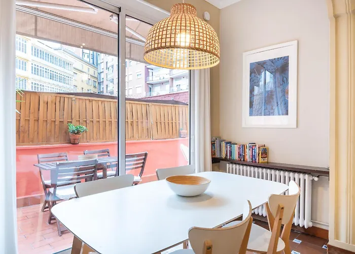 Spacious & Sunny With Terrace In The Center