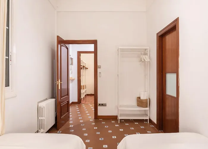 Spacious & Sunny With Terrace In The Center *