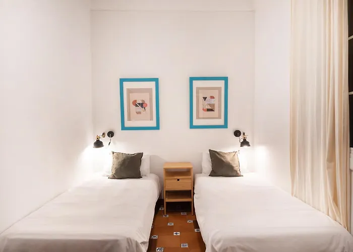 Spacious & Sunny With Terrace In The Center